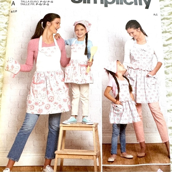 Sewing Patterns Simplicity R11462 Childrens and Misses Aprons & Accessories - Picture 2 of 4